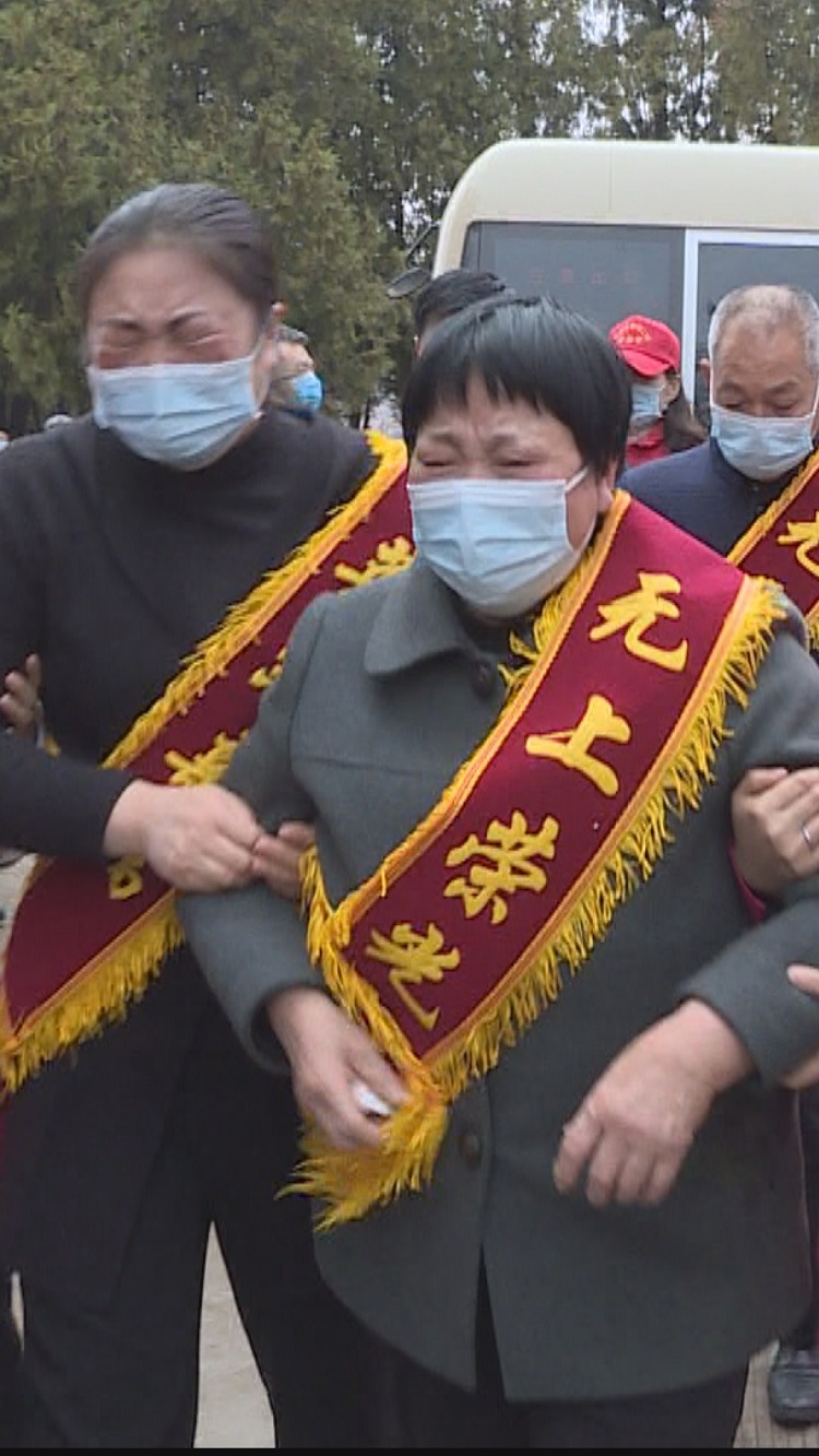 泪洒现场，戍边烈士陈红军亲人来兰州市烈士陵园悼念