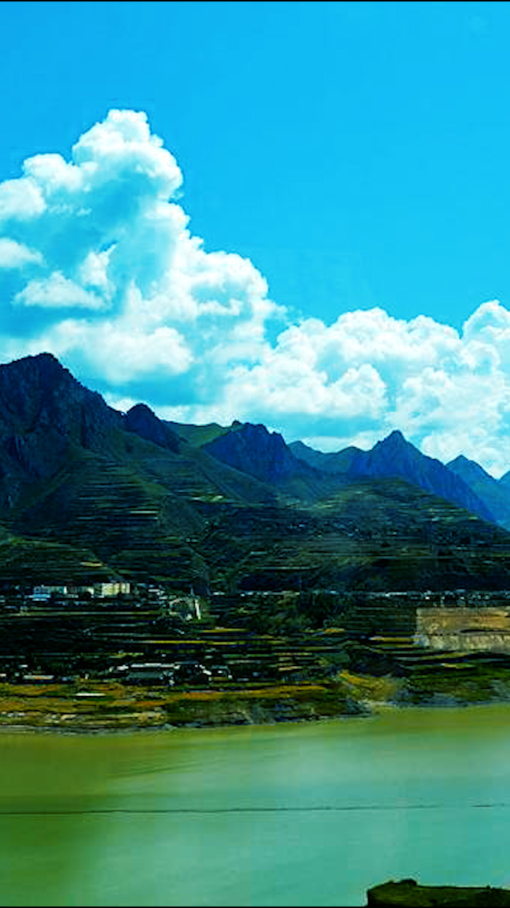 峰顶峡谷松涛阵阵，谷底泉水激流喧泻