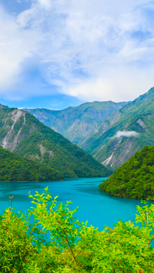 千米高山之巅，有一池水与天相接