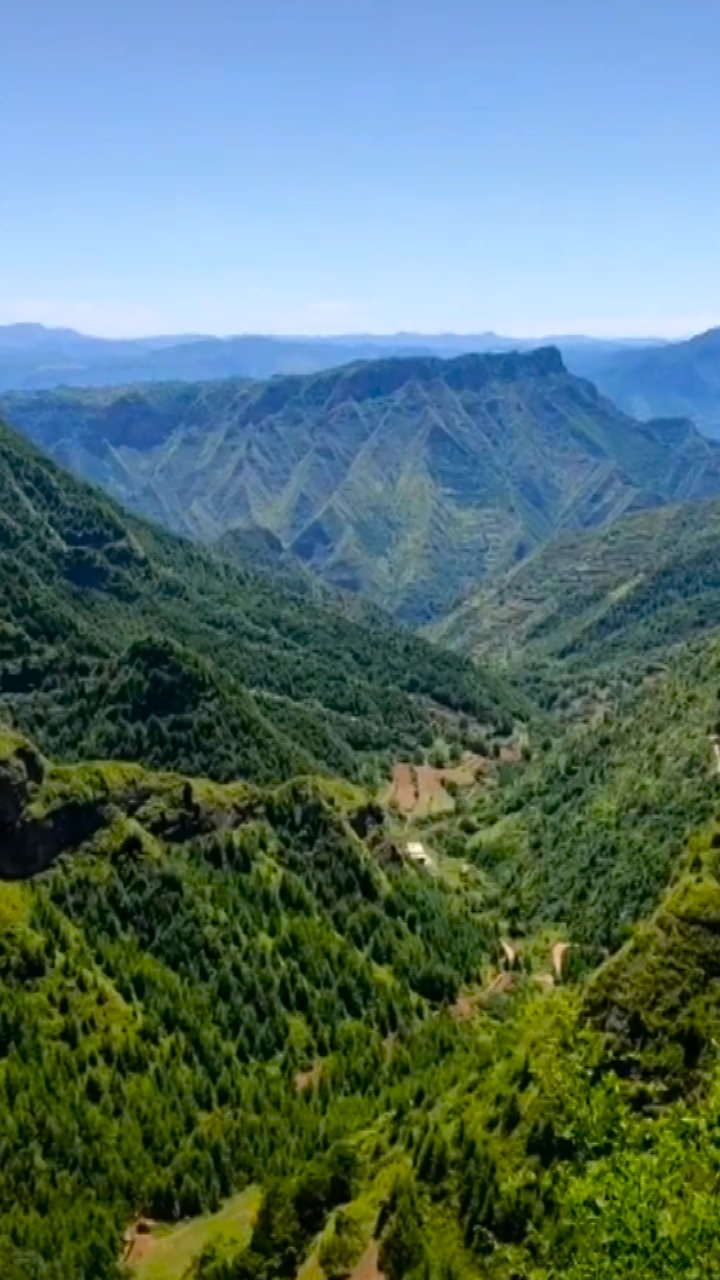 八峰突起，飞崖凌空