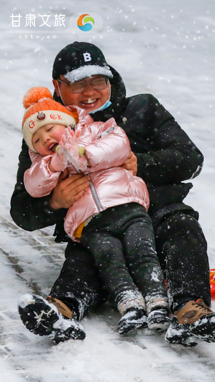 青山含黛，为雪白头